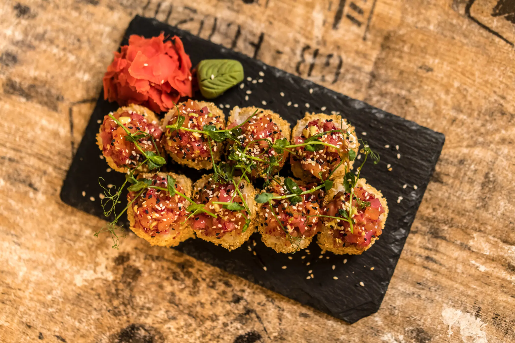 Дмитро, суші-майстер ресторану, сказав, що найбільше пишається цією темпурою з лососем і тунцем, тому що «виглядає дуже красиво».